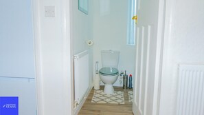 House | Bathroom | Combined shower/tub, deep soaking tub, hair dryer, towels - Cradley Manor - Spacious 6 Bedroom House (Cradley Heath)