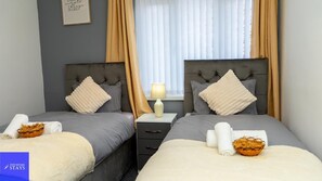 House | 6 bedrooms, iron/ironing board, free WiFi, bed sheets - Cradley Manor - Spacious 6 Bedroom House (Cradley Heath)