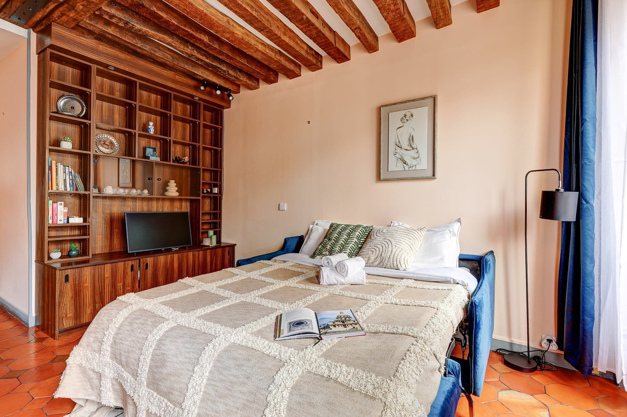 1 slaapkamer, een bureau, een strijkplank/strijkijzer, reisbedje