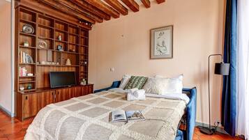 1 slaapkamer, een bureau, een strijkplank/strijkijzer, reisbedje