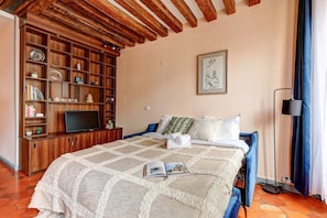 1 Schlafzimmer, Schreibtisch, Bügeleisen/Bügelbrett, Reisekinderbett