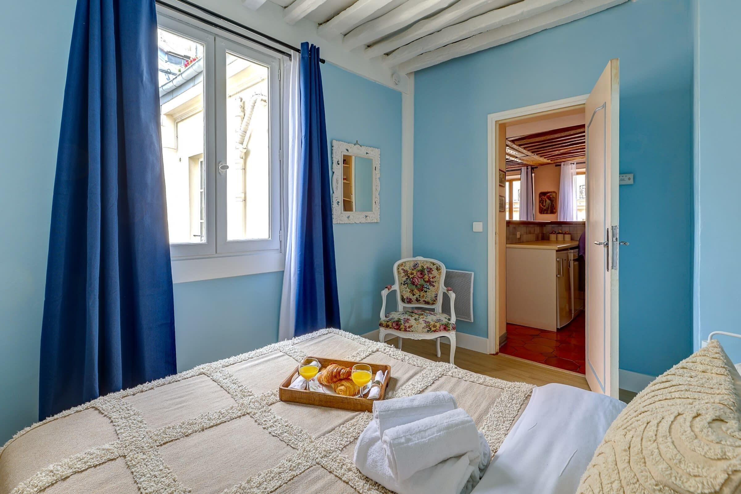 1 slaapkamer, een bureau, een strijkplank/strijkijzer, reisbedje