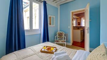 1 slaapkamer, een bureau, een strijkplank/strijkijzer, reisbedje