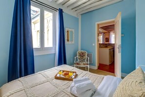 1 bedroom, desk, iron/ironing board, travel crib - Cozy 1BR in Heart of Le Marais (Paris)