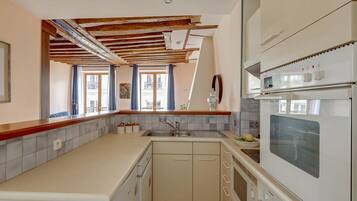 Een koelkast, een microgolfoven, een oven, een kookplaat