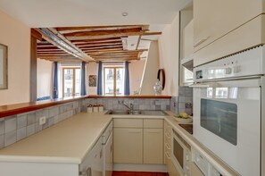 Fridge, microwave, oven, stovetop - Cozy 1BR in Heart of Le Marais (Paris)