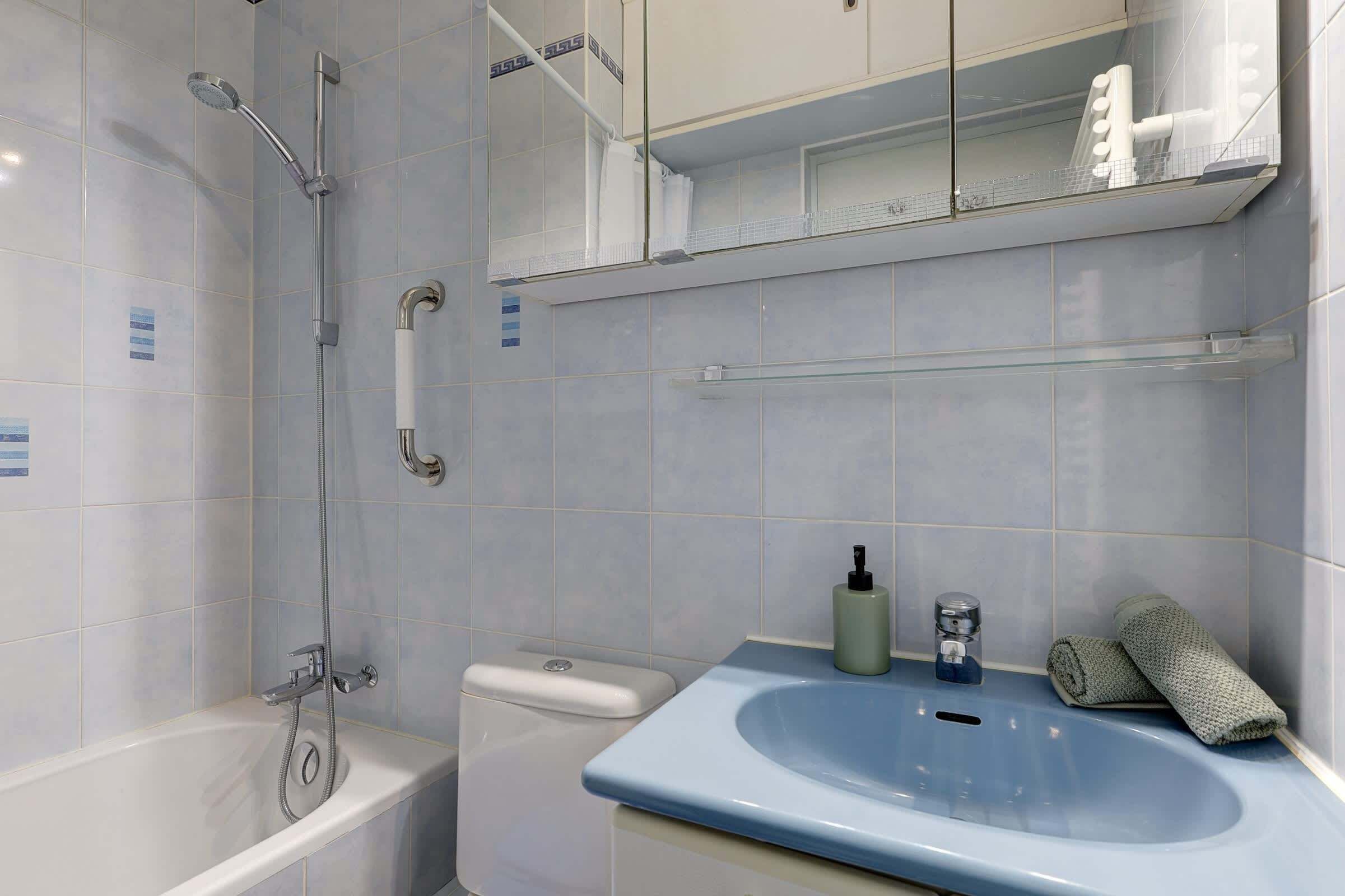 Een douche, een haardroger, handdoeken