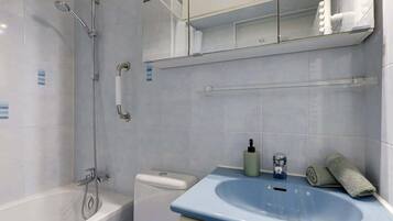 Een douche, een haardroger, handdoeken