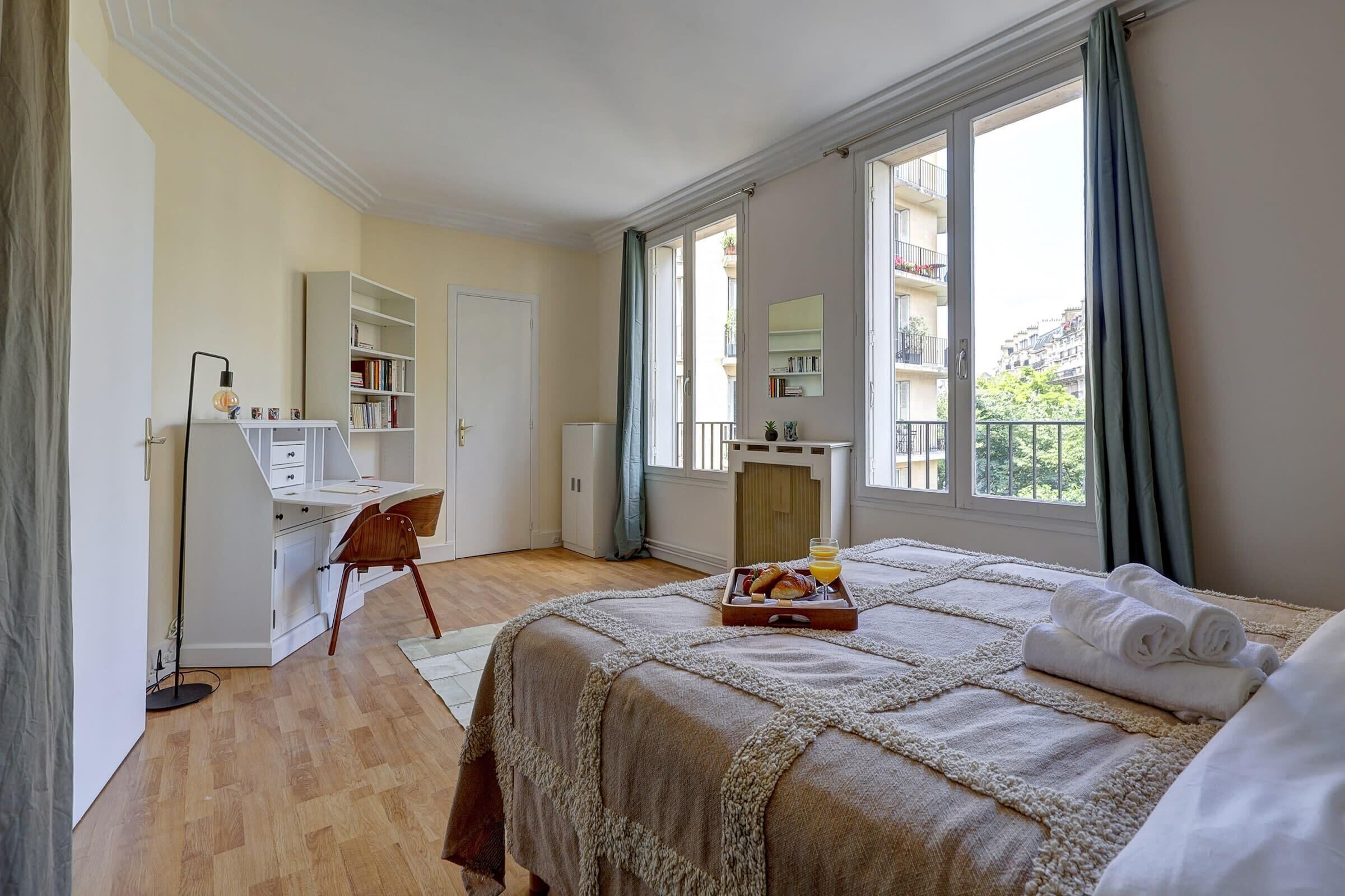 1 slaapkamer, een bureau, een strijkplank/strijkijzer, reisbedje