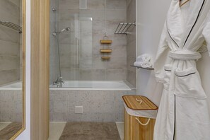 Douche, séchoir à cheveux, serviettes fournies