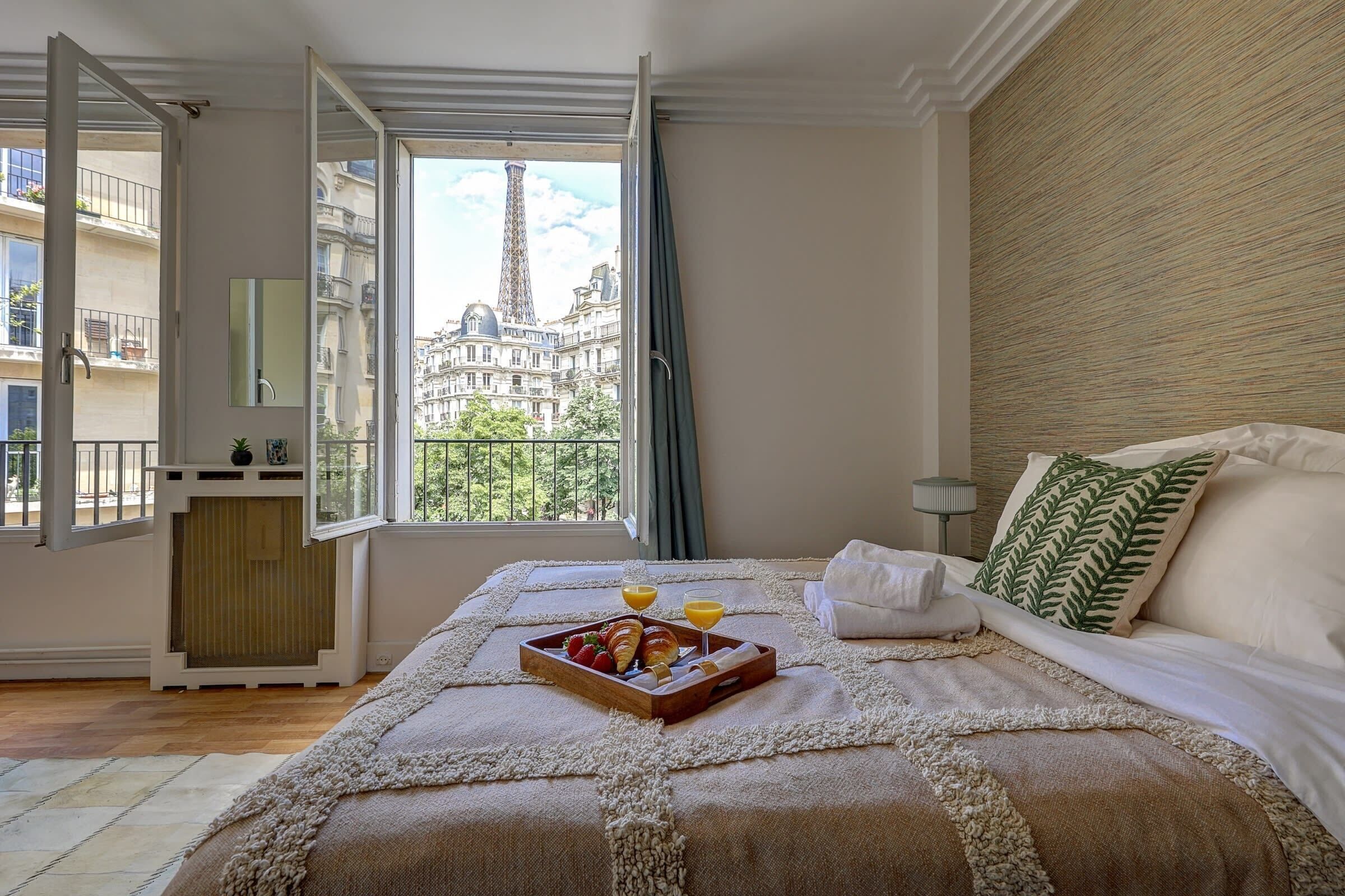 1 chambre, bureau, fer et planche à repasser, lit parapluie