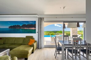 Televisión, chimenea