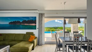 Televisión y chimenea 