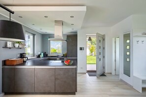 Refrigerador, horno, lavavajillas, cafetera/tetera