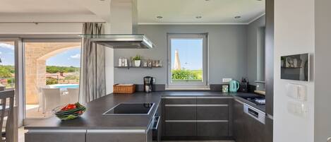 Réfrigérateur, four, lave-vaisselle, cafetière/bouilloire