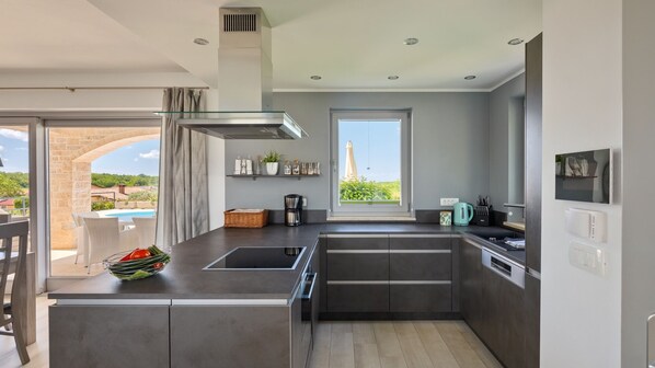Refrigerador, horno, lavavajillas y cafetera y tetera 