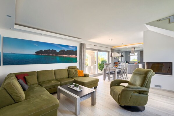 Televisión, chimenea