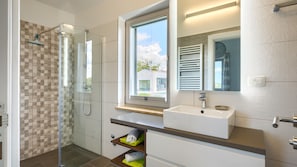 Dusche, Haartrockner, Handtücher