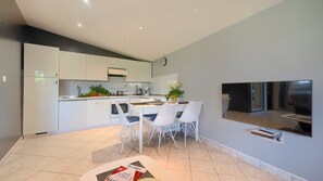 Kjøleskap, ovn, oppvaskmaskin og kaffetrakter/tekoker