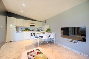 Fridge, oven, dishwasher, coffee/tea maker