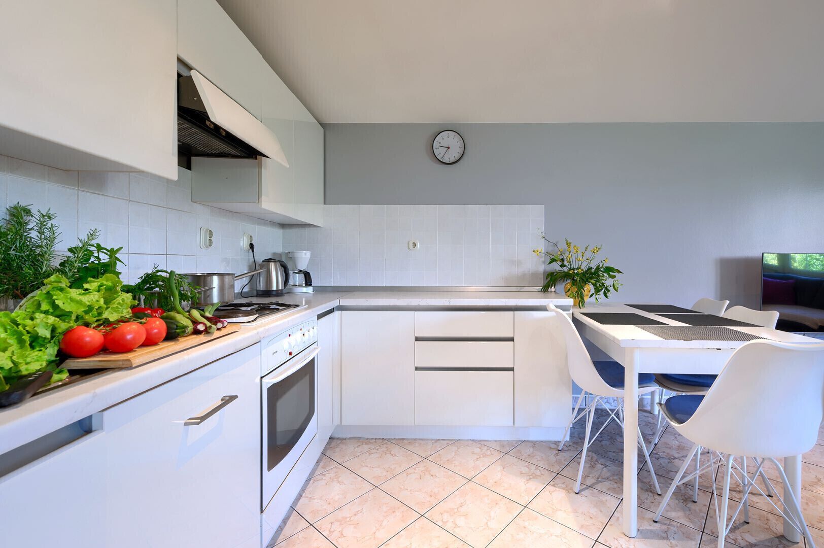 Fridge, oven, dishwasher, coffee/tea maker