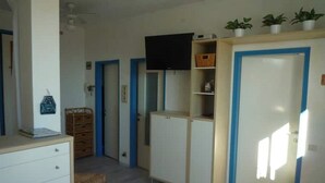 A room with a bed, a desk, a wardrobe, and a television. - Vera Cruz A4 (Lido di Jesolo)