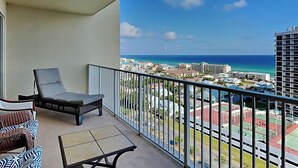 Ein Balkon mit Blick auf das Meer und Gebäude.