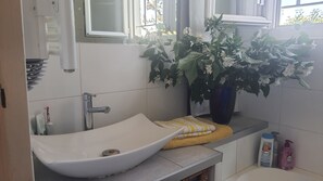 SĂšche-cheveux, serviettes fournies, savon, shampoing
