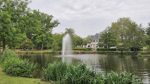 20' from Paris and Versailles: house with garden in a green setting
