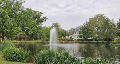 20' from Paris and Versailles: house with garden in a green setting