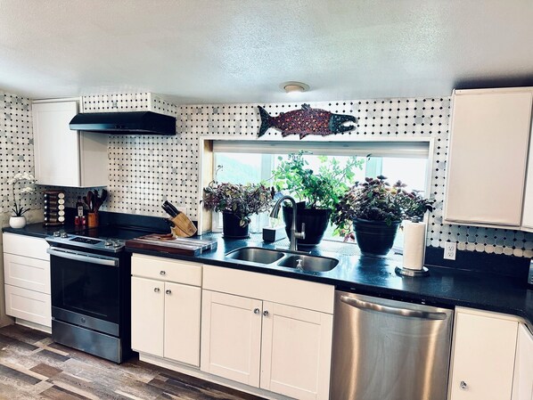 Frigorífico, microondas, horno y placa de cocina