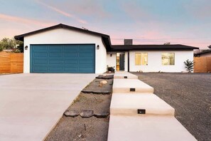Exterior - 7 Mins to Joshua Tree Park, Hot Tub · Sunset Jewel (Joshua Tree)