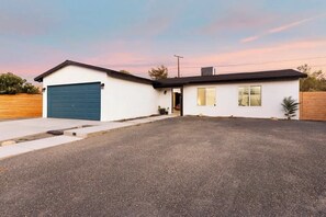Exterior - 7 Mins to Joshua Tree Park, Hot Tub · Sunset Jewel (Joshua Tree)