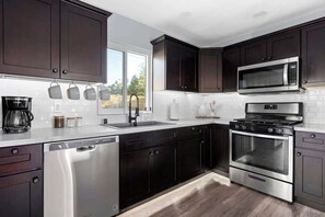 Coffee/tea maker, fridge, microwave, oven - 7 Mins to Joshua Tree Park, Hot Tub · Sunset Jewel (Joshua Tree)