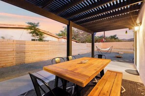 Outdoor dining - 7 Mins to Joshua Tree Park, Hot Tub · Sunset Jewel (Joshua Tree)