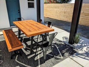 Outdoor dining - 7 Mins to Joshua Tree Park, Hot Tub · Sunset Jewel (Joshua Tree)