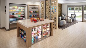 Un interior moderno con un armario Candlewood, una vitrina refrigerada para bebidas y una zona de estar con vistas.