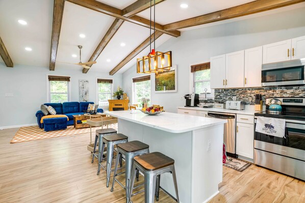 Apartment (2 Bedrooms) | Interior - Front Royal Retreat on 3 Acres w/ Mtn Views! (Front Royal)