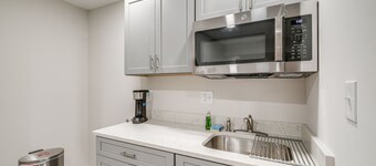 Quaint Stafford Apartment w/ Electric Fireplace!