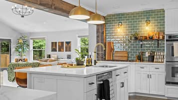 Lemari es, microwave, oven, dan kompor