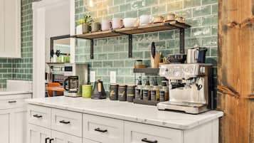 Lemari es, microwave, oven, dan kompor