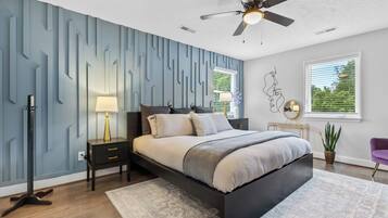 4 kamar tidur, meja kerja, setrika/meja setrika, dan tempat tidur bayi