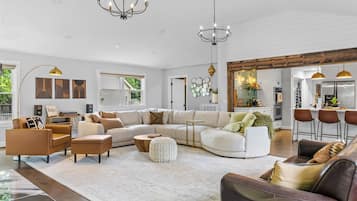 Smart TV, perapian, video game, dan monitor komputer