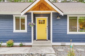 House (2 Bedrooms) | Interior - Freeland Retreat - Deck, Fire Pit & Beach Access! (Freeland)