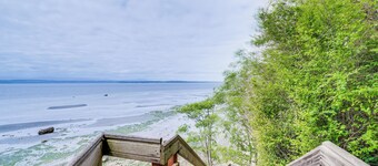 Freeland Retreat - Deck, Fire Pit & Beach Access!