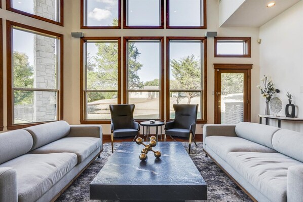 Televisión, chimenea y oficina 