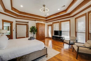 6 bedrooms, desk, iron/ironing board, WiFi