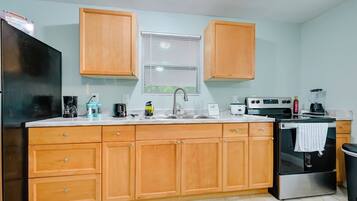 Apartment (1 Bedroom) | Private kitchen | Microwave, oven, stovetop, blender