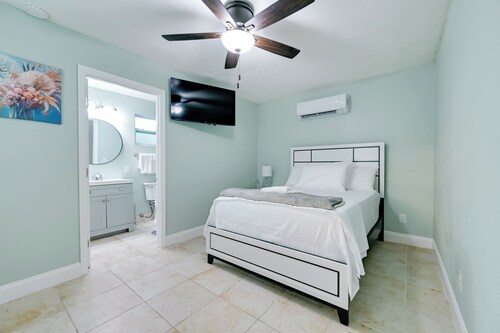 Modern Tampa Apartment ~ 3 Mi to Busch Gardens!