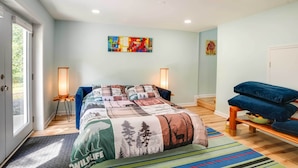 A bedroom with a bed, a bench, a lamp, and a painting on the wall. - Front Royal Studio w/ Mtn Views & Brick Oven (Front Royal)